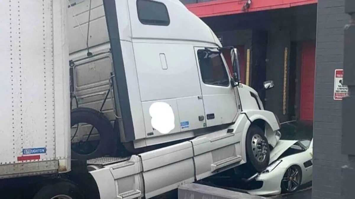 Distrugge FERRARI del padrone col camion: 'Non dovevi scherzare con me...' E accartoccia la GTC4Lusso (2)