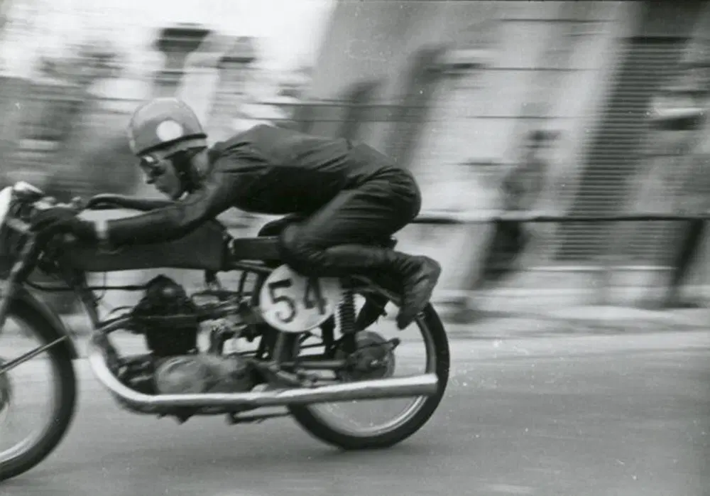 Tino Brambilla in gara negli anni '50 su MV