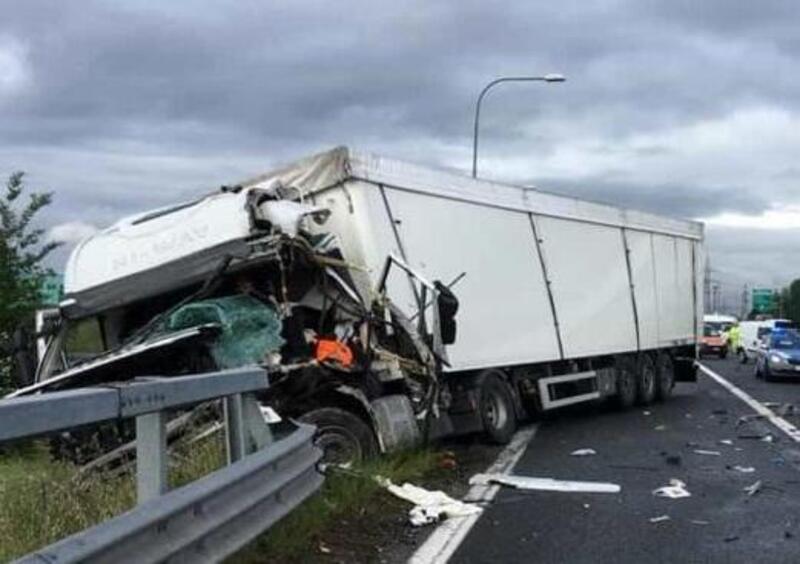 Torino, scontro tra TIR in tangenziale: una motrice in bilico sul guardrail