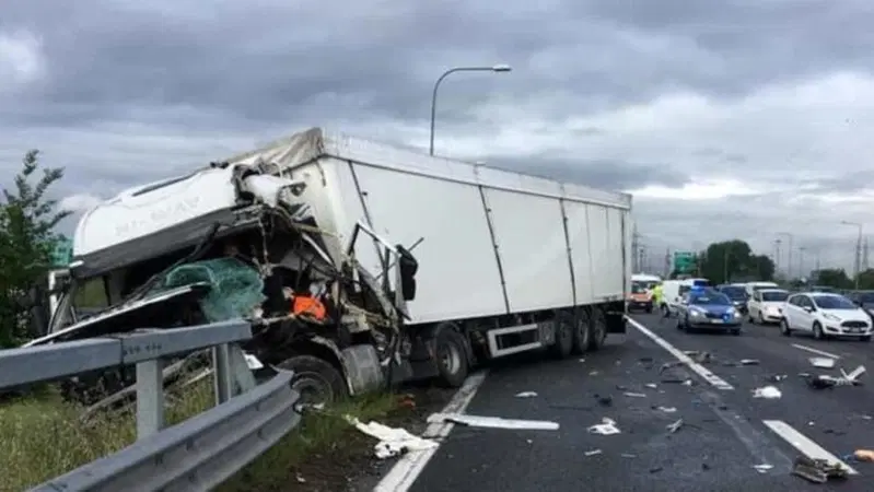 Torino, scontro tra TIR in tangenziale: una motrice in bilico sul guardrail