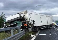 Torino, scontro tra TIR in tangenziale: una motrice in bilico sul guardrail