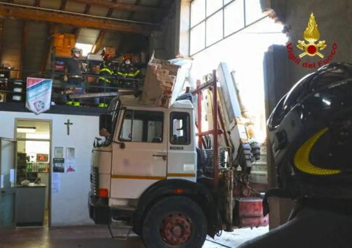 Camion entra in officina e demolisce l'architrave