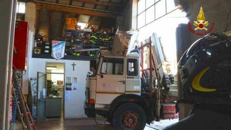 Camion entra in officina e demolisce l&#039;architrave