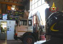 Camion entra in officina e demolisce l'architrave