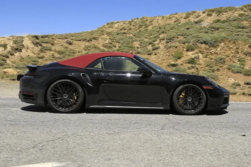 La Porsche 911 Turbo Cabrio vista di profilo