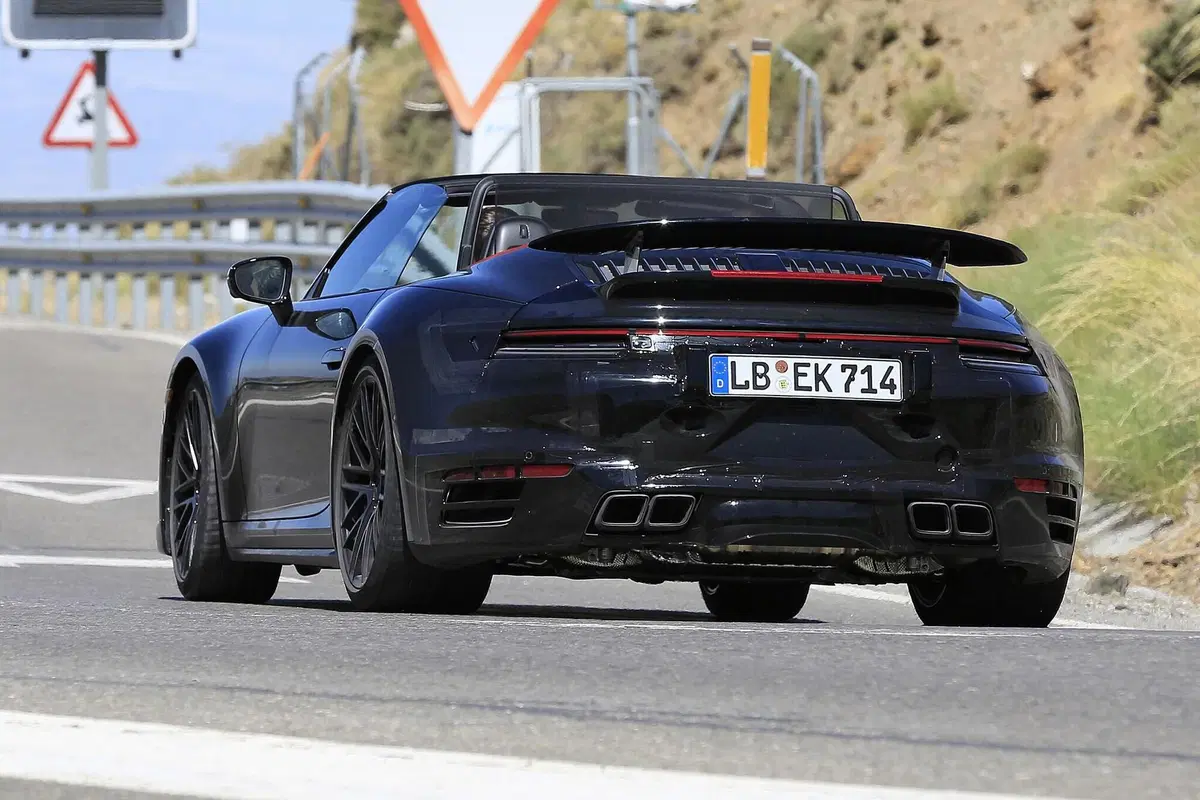 Porsche 911 Turbo Cabrio 2020: arriva anche la soft top [Foto spia] (18)