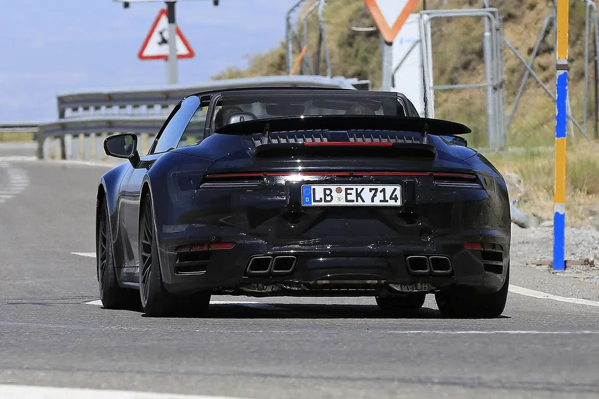 Porsche 911 Turbo Cabrio 2020: arriva anche la soft top [Foto spia] (19)