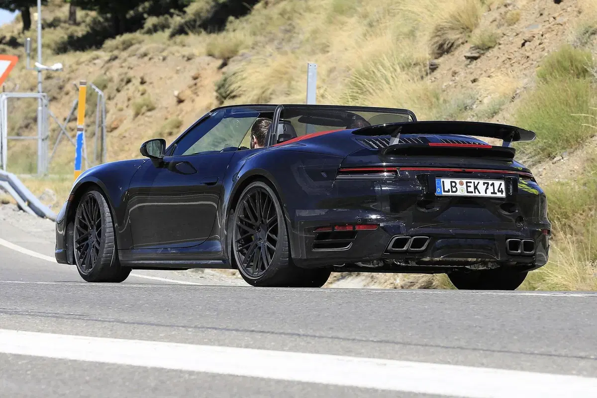 Porsche 911 Turbo Cabrio 2020: arriva anche la soft top [Foto spia] (6)