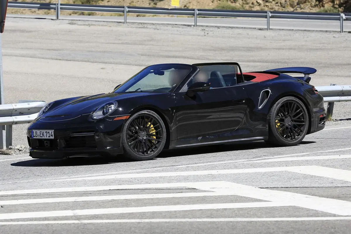 Porsche 911 Turbo Cabrio 2020: arriva anche la soft top [Foto spia] (3)