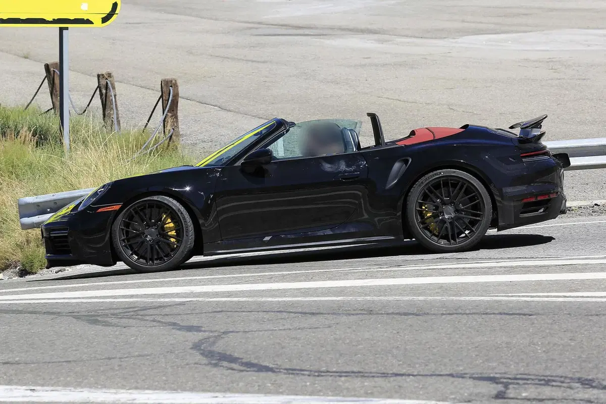 Porsche 911 Turbo Cabrio 2020: arriva anche la soft top [Foto spia] (4)