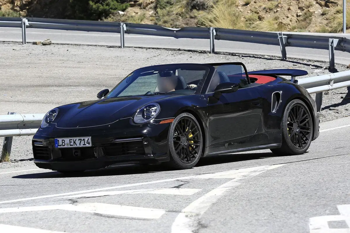Porsche 911 Turbo Cabrio 2020: arriva anche la soft top [Foto spia] (2)