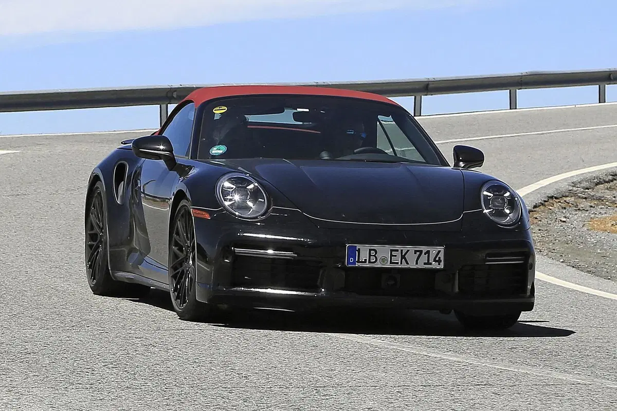 Porsche 911 Turbo Cabrio 2020: arriva anche la soft top [Foto spia] (8)