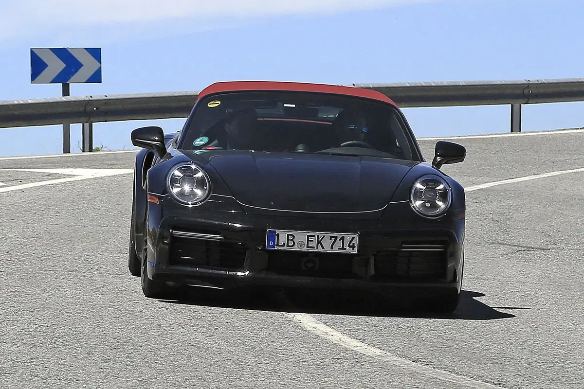 Porsche 911 Turbo Cabrio 2020: arriva anche la soft top [Foto spia] (7)