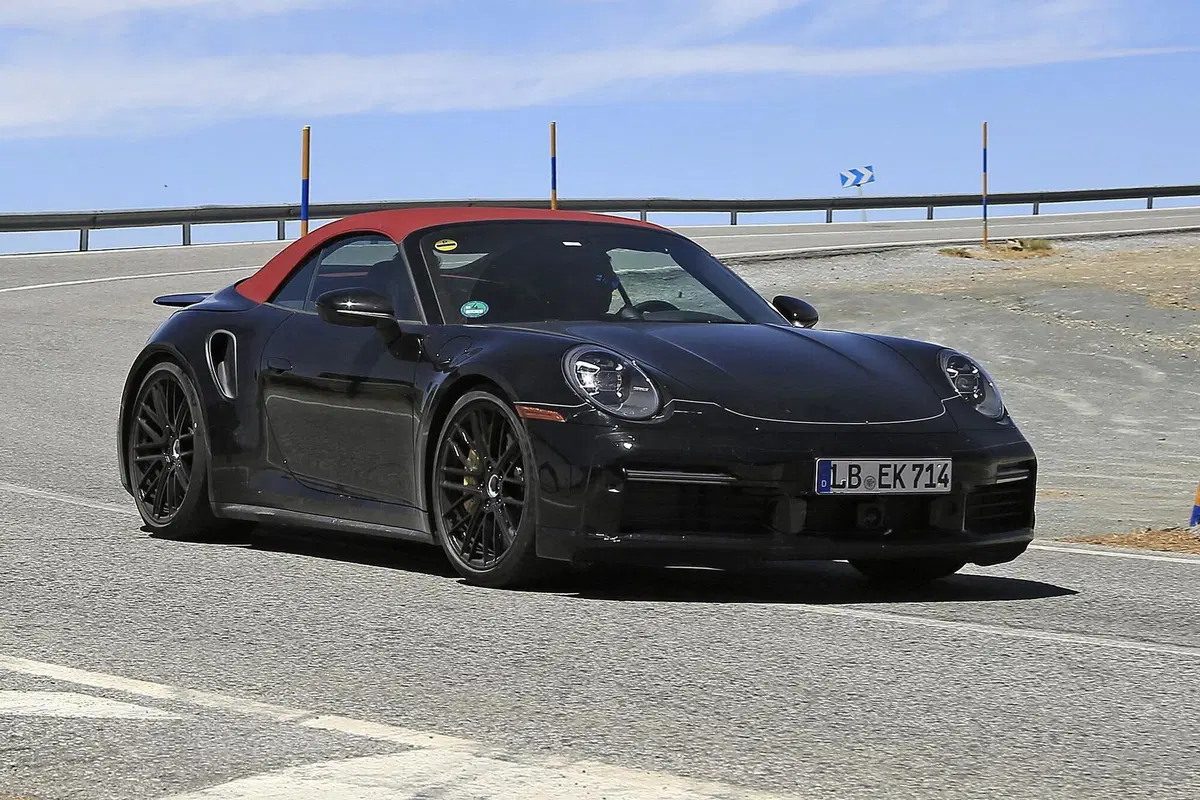Porsche 911 Turbo Cabrio 2020: arriva anche la soft top [Foto spia] (9)