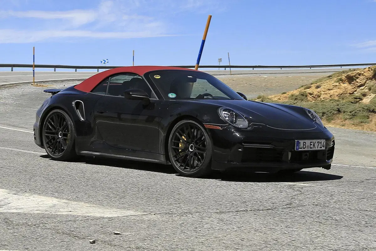 Porsche 911 Turbo Cabrio 2020: arriva anche la soft top [Foto spia] (10)