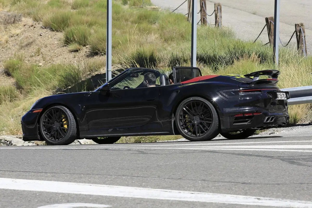Porsche 911 Turbo Cabrio 2020: arriva anche la soft top [Foto spia] (5)
