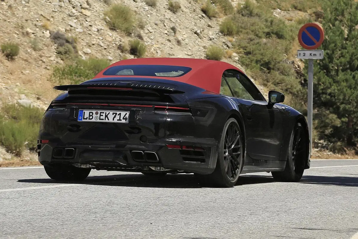 Porsche 911 Turbo Cabrio 2020: arriva anche la soft top [Foto spia] (15)