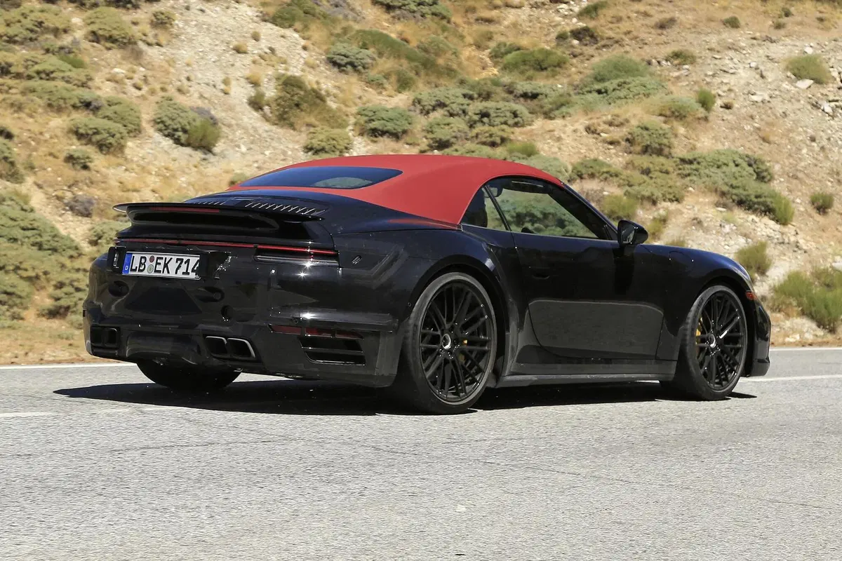 Porsche 911 Turbo Cabrio 2020: arriva anche la soft top [Foto spia] (13)