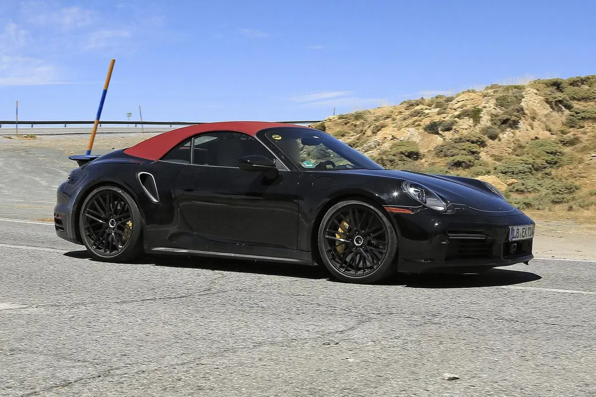 Porsche 911 Turbo Cabrio 2020: arriva anche la soft top [Foto spia] (11)