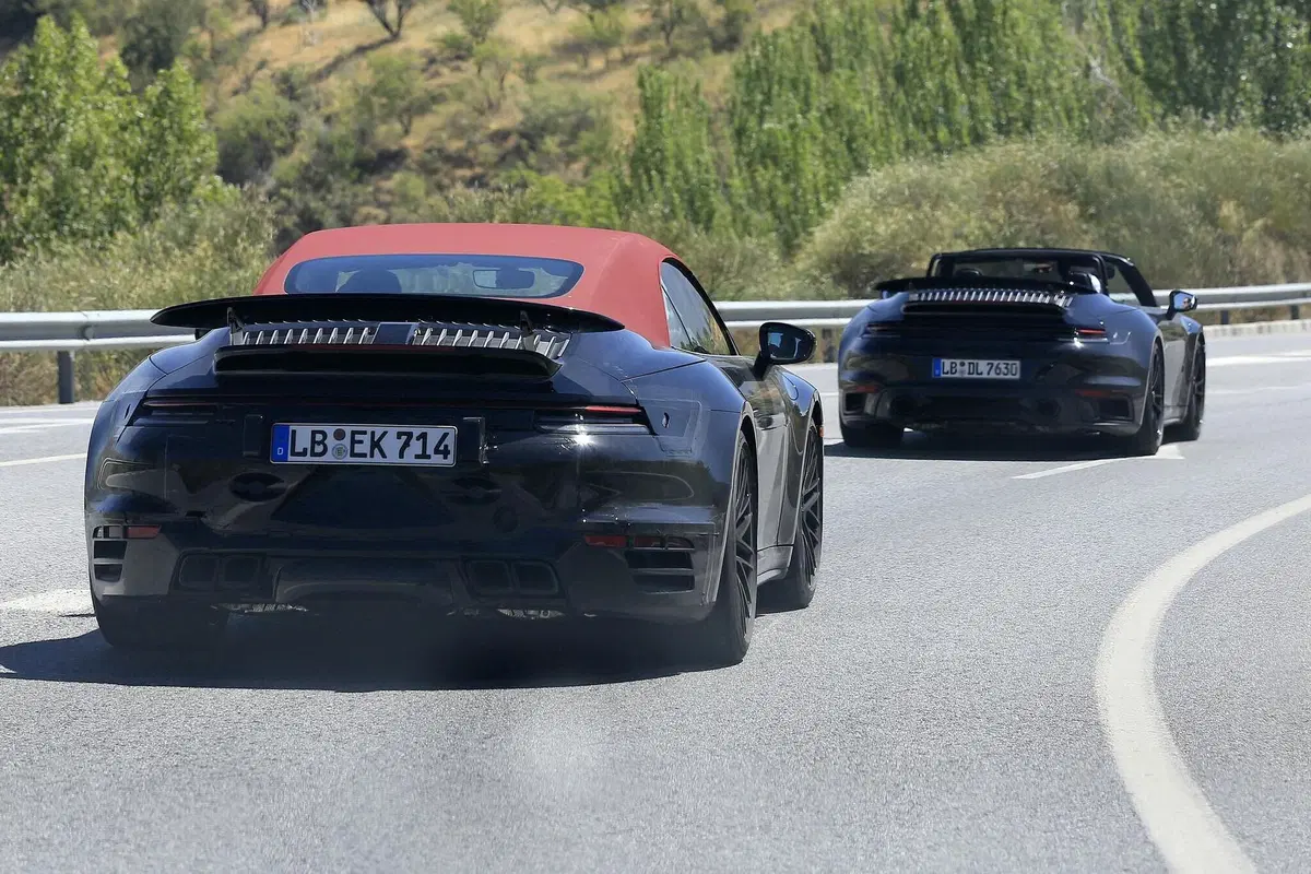 Porsche 911 Turbo Cabrio 2020: arriva anche la soft top [Foto spia] (20)