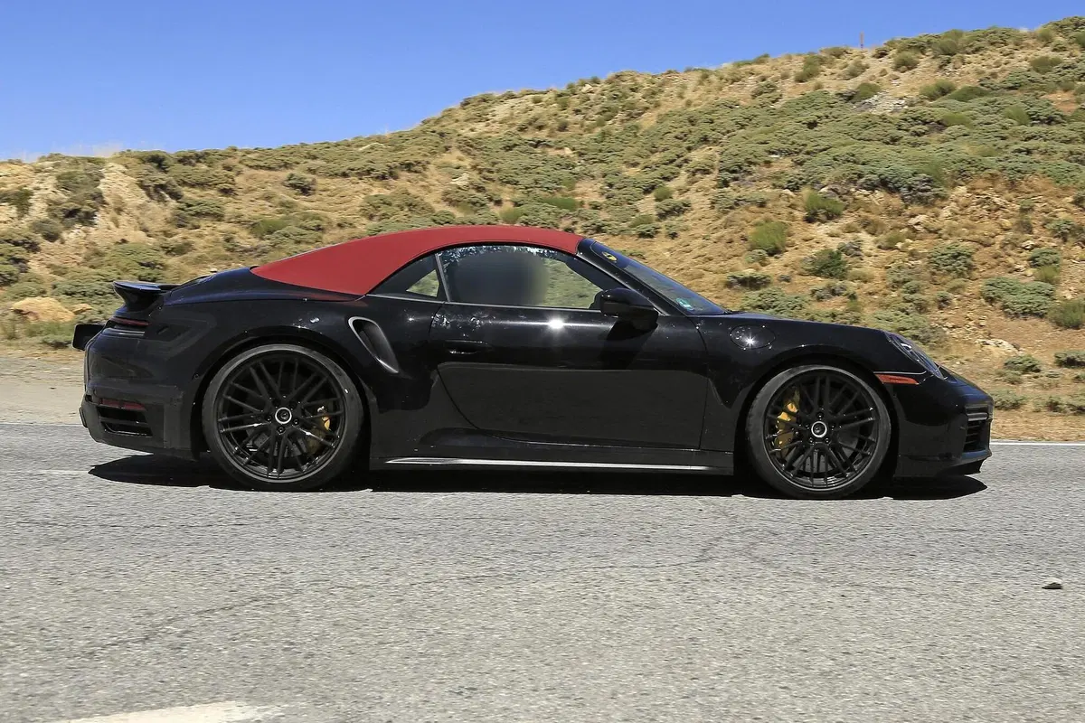 Porsche 911 Turbo Cabrio 2020: arriva anche la soft top [Foto spia] (12)
