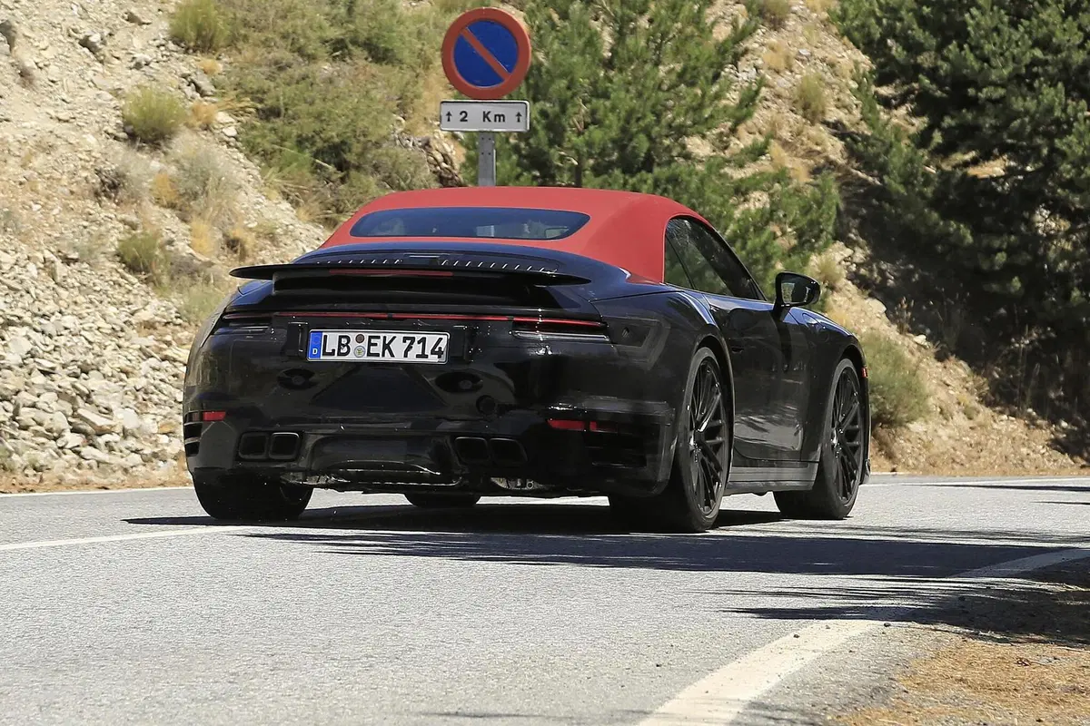 Porsche 911 Turbo Cabrio 2020: arriva anche la soft top [Foto spia] (16)
