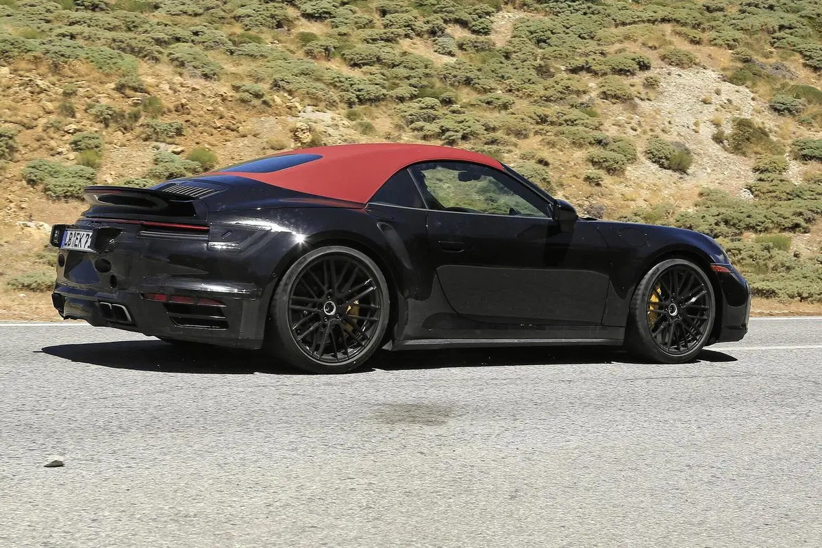 Porsche 911 Turbo Cabrio 2020: arriva anche la soft top [Foto spia] (14)