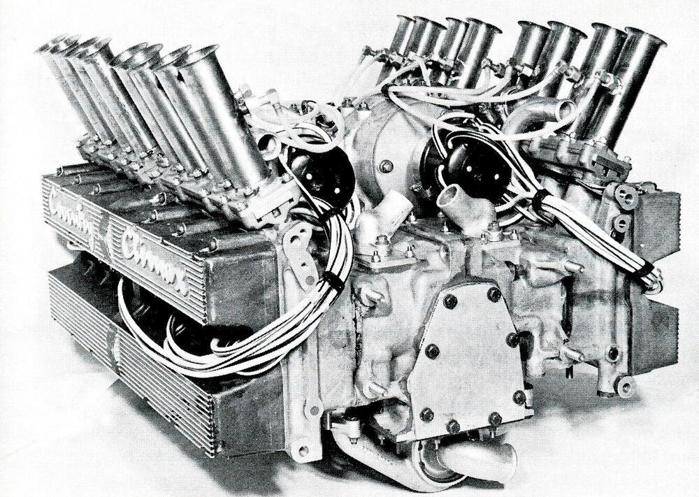 Nel 1965 sono stati costruiti quattro esemplari sperimentali dell&rsquo;interessante 16 cilindri di 1500 cm3 Coventry-Climax di Formula Uno. Il motore, che aveva un alesaggio di 54,1 mm e una corsa di 40,6 mm, nelle prime prove al banco ha fornito 220 CV a 11000 giri/min
