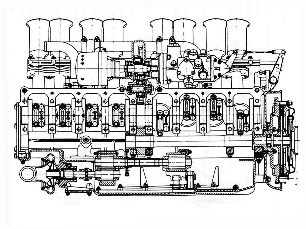 Sezione longitudinale del 16 cilindri Coventry-Climax. Si notano chiaramente i 10 supporti di banco, la presa di moto centrale e l&rsquo;albero ausiliario, collocato inferiormente, che trasmette il moto alla frizione