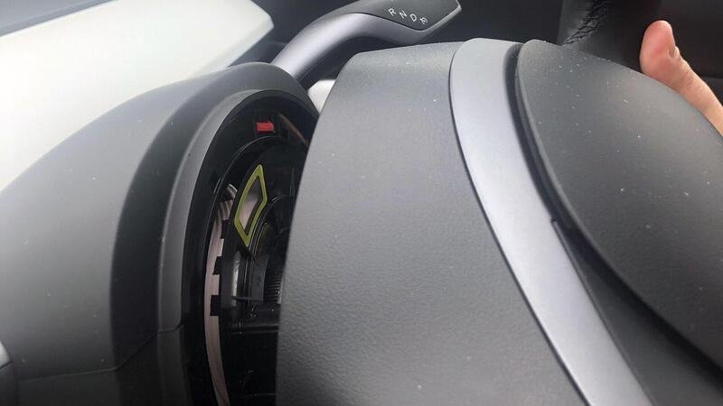 Tesla Model 3 PERDE il volante in UK. Non &egrave; voglia di Autopilot, le manca il bullone! 