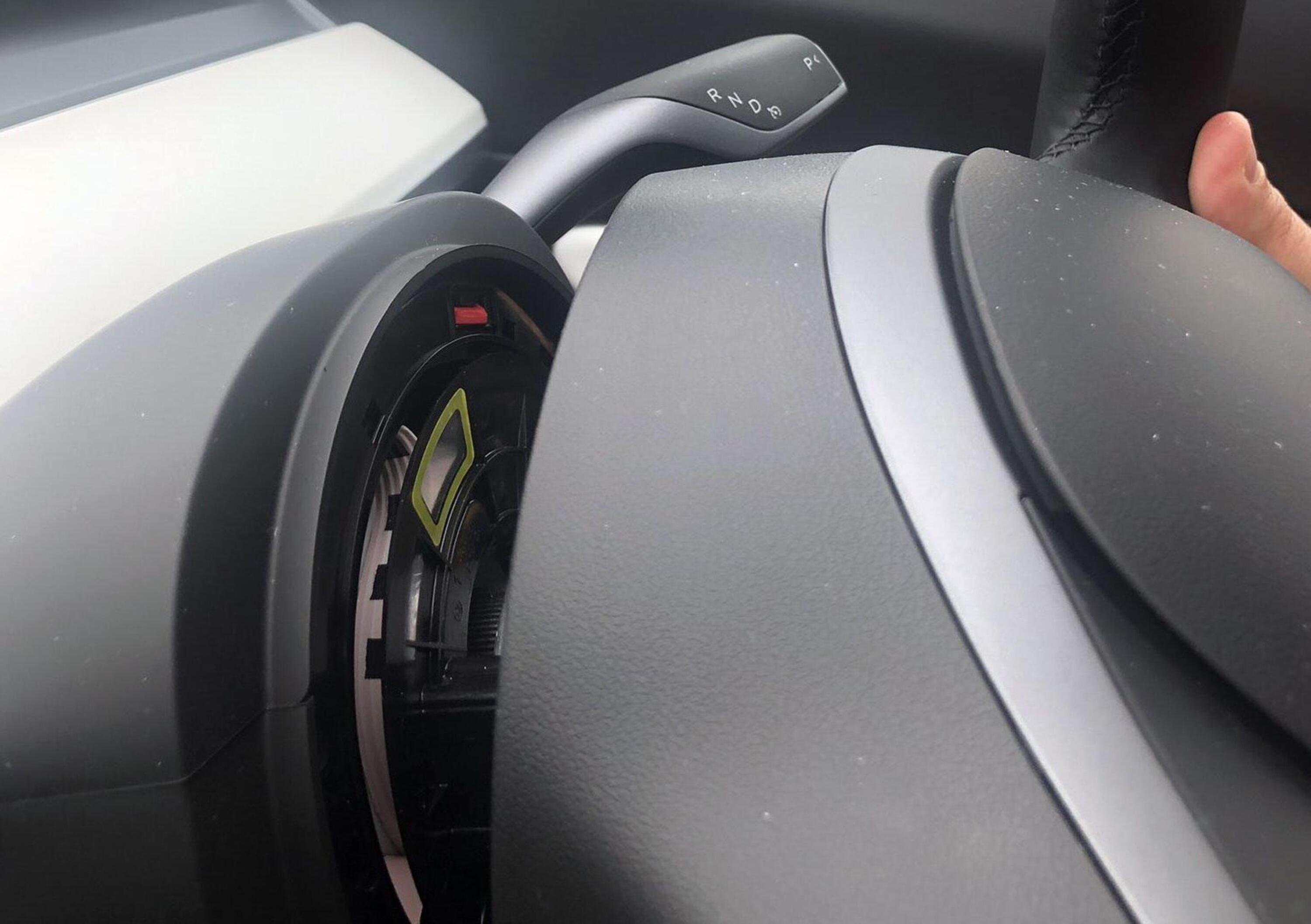Tesla Model 3 PERDE il volante in UK. Non &egrave; voglia di Autopilot, le manca il bullone! 