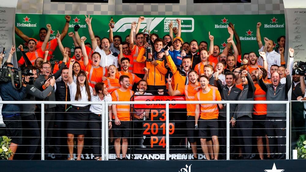 Il primo podio in carriera di Sainz in Brasile nel 2019, festeggiato in ritardo con tutto il team