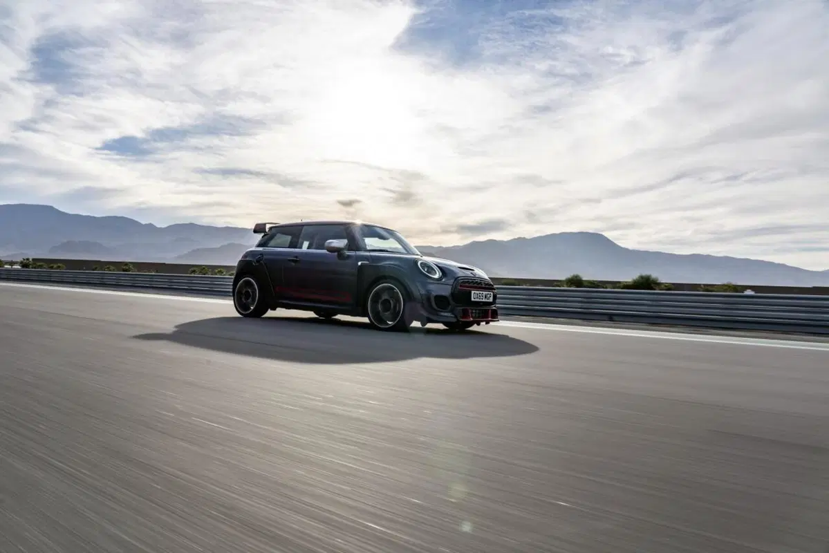 Mini John Cooper Works GP, 306 CV per la Mini più veloce di sempre (13)