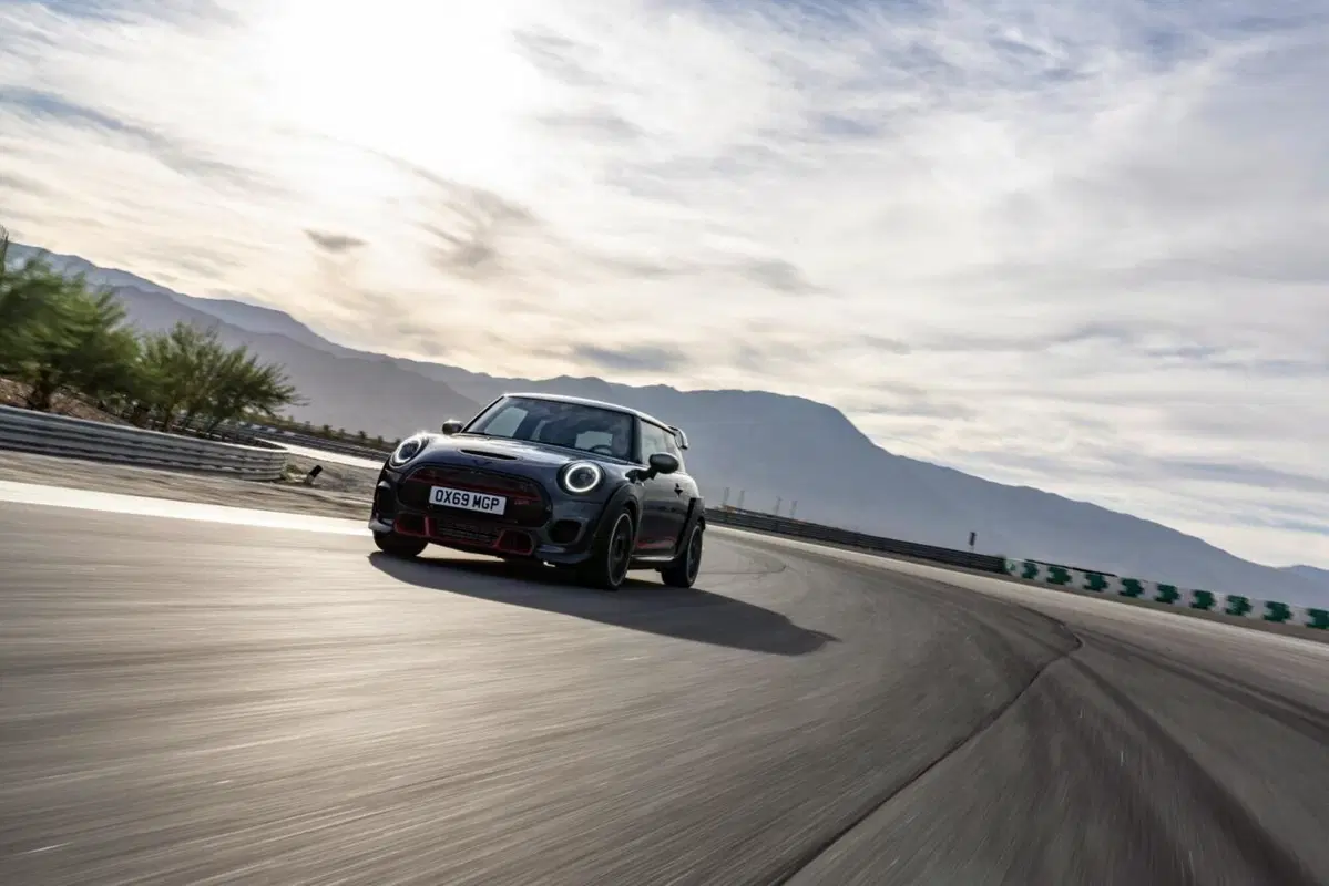 Mini John Cooper Works GP, 306 CV per la Mini più veloce di sempre (14)
