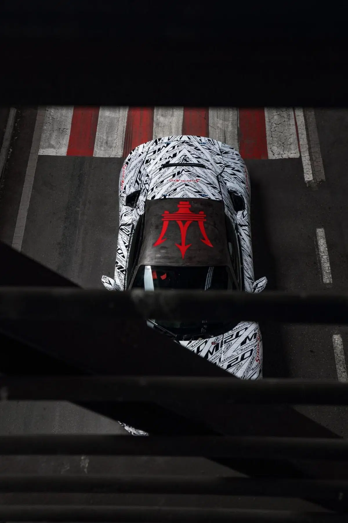 Maserati MC20 | La dedica a Stirling Moss nella nuova livrea camouflage (3)