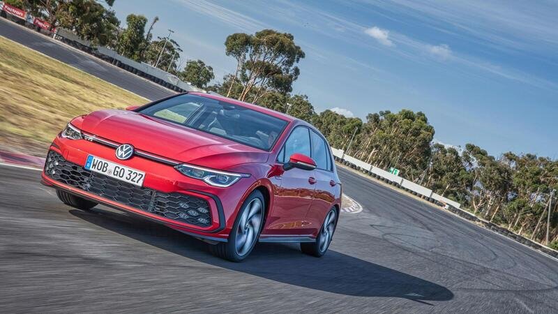 Volkswagen Golf GTI 2020, Test drive in pista: pi&ugrave; veloce di 4 secondi al giro! [video]