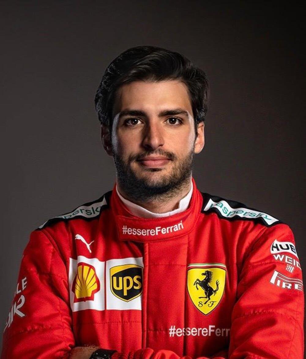 Sainz Jr. in versione aggiornata al 2021: in rosso Ferrari