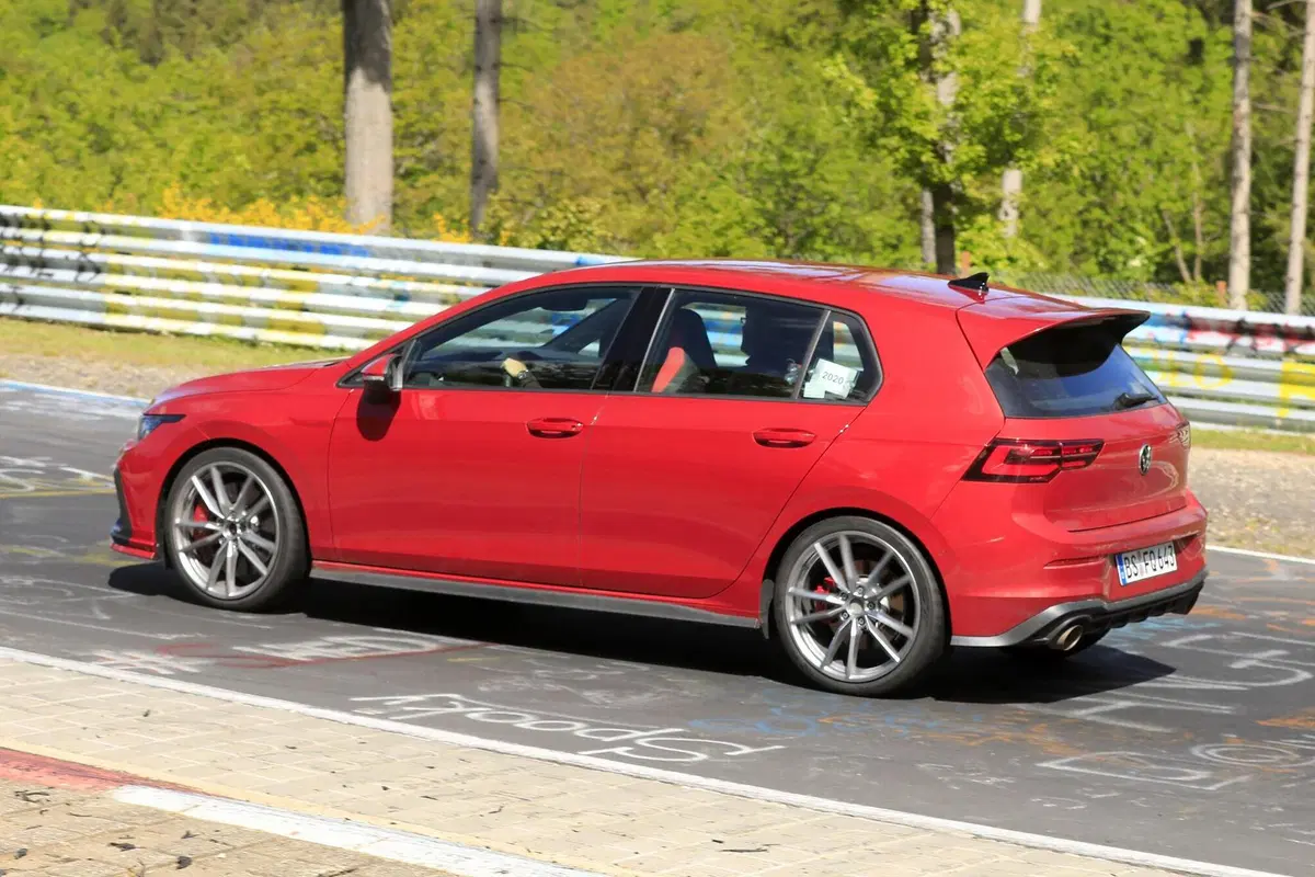 Volkswagen Golf 8 GTI TCR: ancora più estrema con 300 CV [Foto spia] (7)