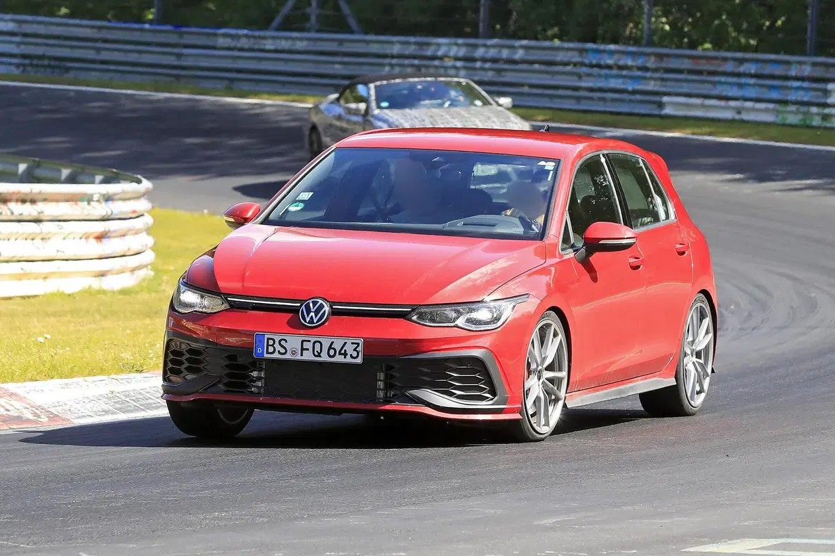 Volkswagen Golf 8 GTI TCR: ancora più estrema con 300 CV [Foto spia] (3)