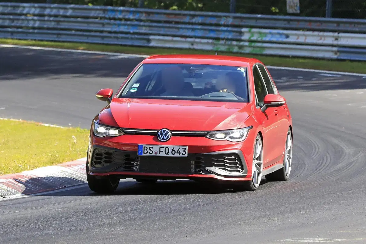 Volkswagen Golf 8 GTI TCR: ancora più estrema con 300 CV [Foto spia] (2)