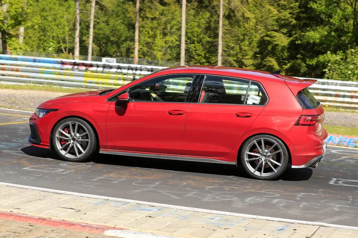 Volkswagen Golf 8 GTI TCR: ancora più estrema con 300 CV [Foto spia] (6)