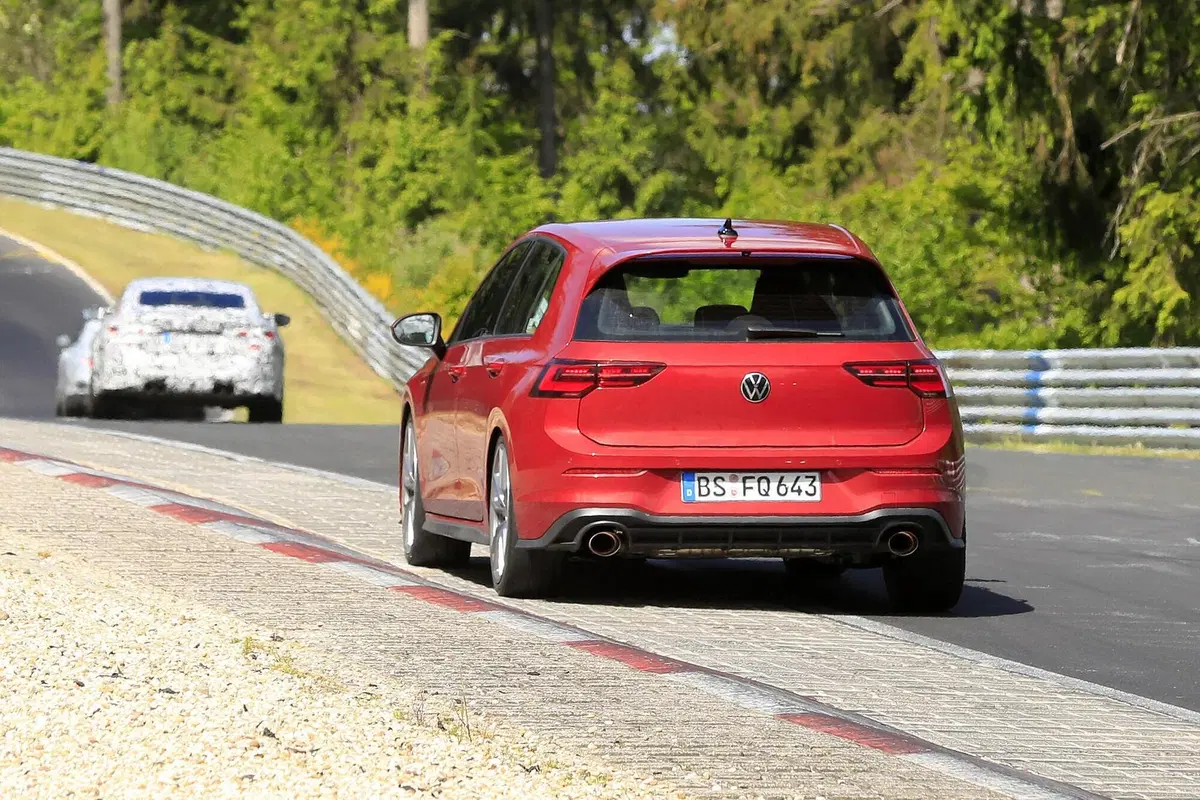 Volkswagen Golf 8 GTI TCR: ancora più estrema con 300 CV [Foto spia] (10)
