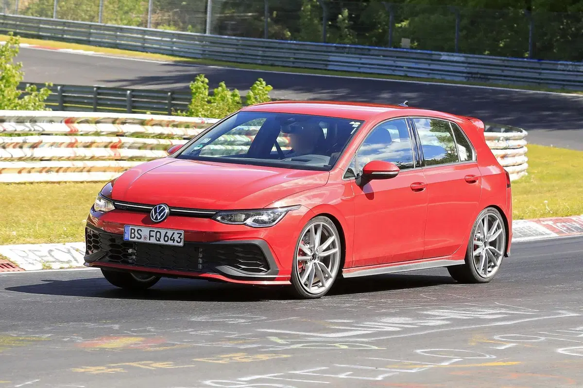 Volkswagen Golf 8 GTI TCR: ancora più estrema con 300 CV [Foto spia] (4)