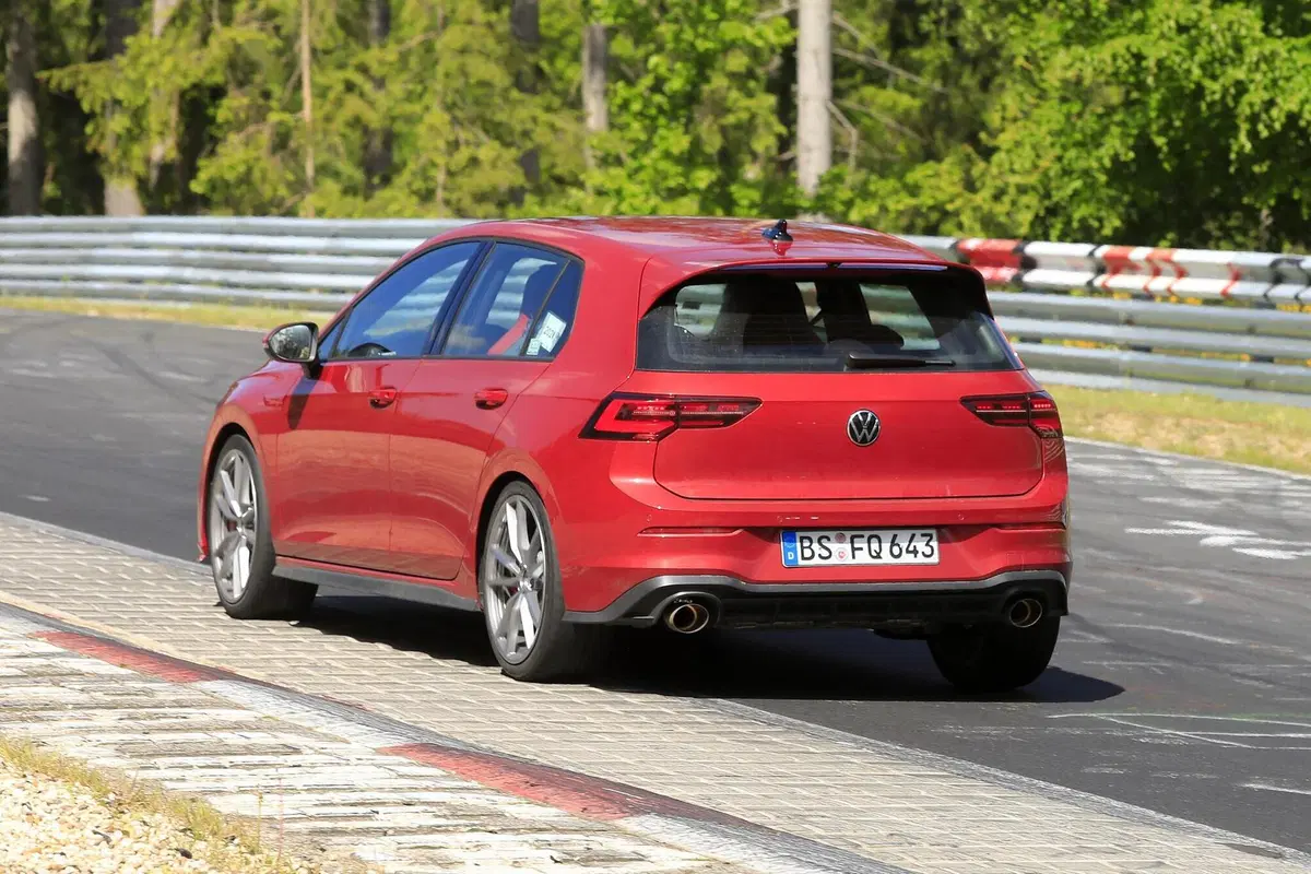 Volkswagen Golf 8 GTI TCR: ancora più estrema con 300 CV [Foto spia] (8)