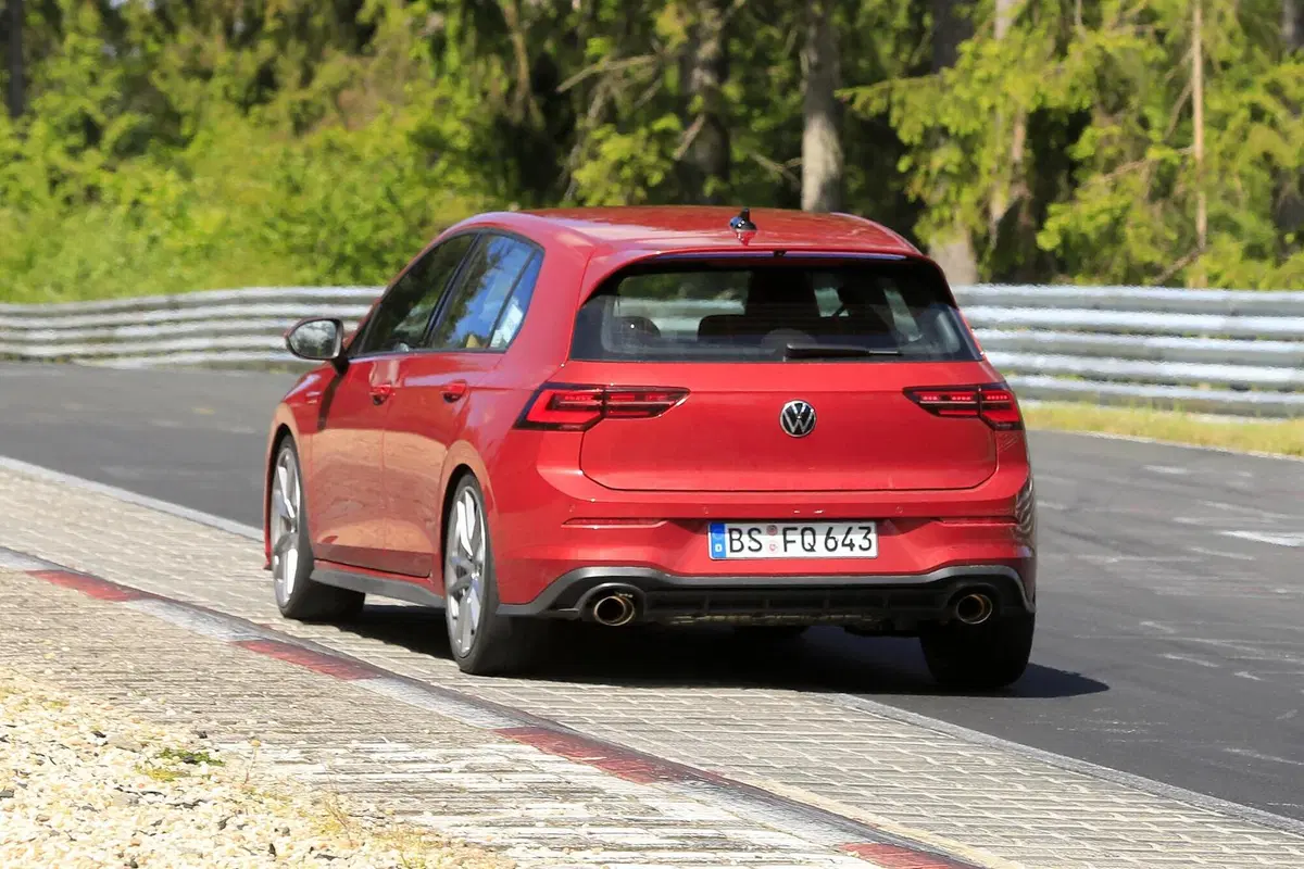 Volkswagen Golf 8 GTI TCR: ancora più estrema con 300 CV [Foto spia] (9)