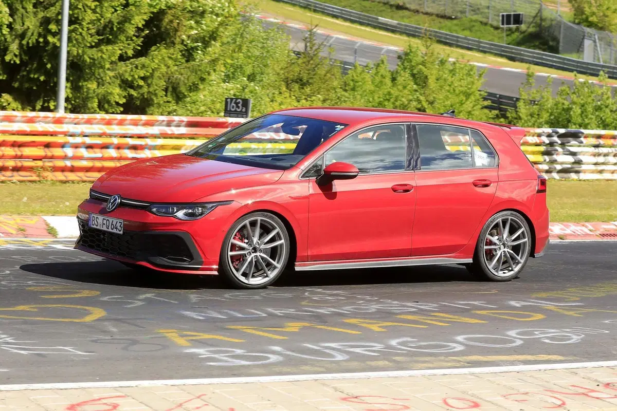 Volkswagen Golf 8 GTI TCR: ancora più estrema con 300 CV [Foto spia] (5)