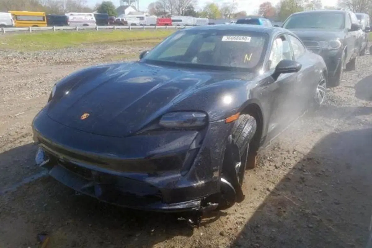 Schianta la nuova Porsche Taycan Turbo 15 miglia dopo il ritiro in concessionaria... (4)