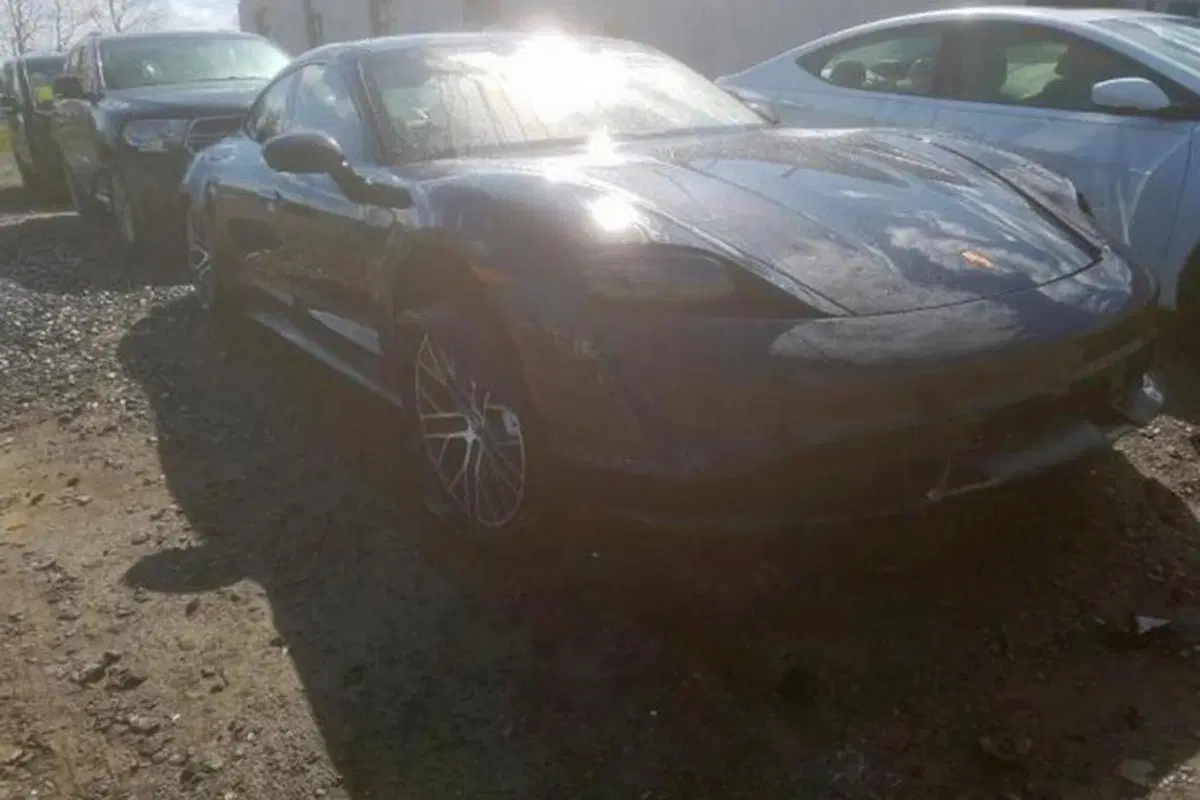 Schianta la nuova Porsche Taycan Turbo 15 miglia dopo il ritiro in concessionaria... (5)