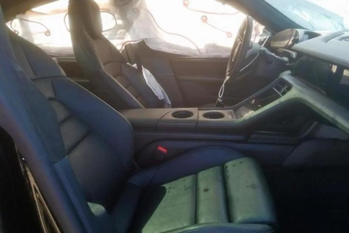 Schianta la nuova Porsche Taycan Turbo 15 miglia dopo il ritiro in concessionaria... (6)