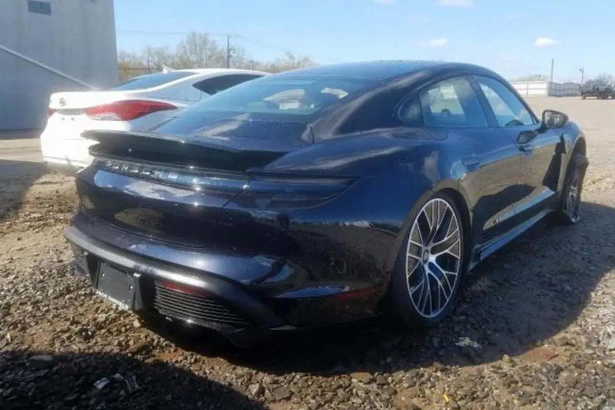 Schianta la nuova Porsche Taycan Turbo 15 miglia dopo il ritiro in concessionaria... (2)